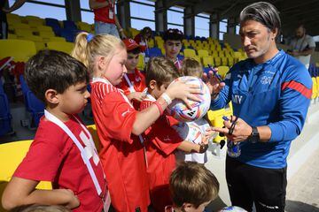 Murat Yakin firma un balón a una pequeña aficionada de Suiza.
