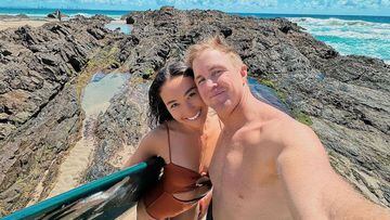 Selfie de Jamie O&#039;Brien y Tina Cohen abrazados en la Gold Coast de Australia.
