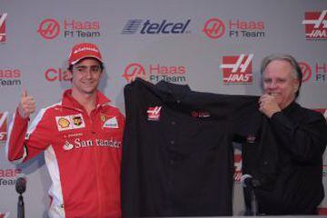 El piloto mexicano Estaban Gutiérrez posa con el propietario del equipo Haas, Gene Hass, hoy, viernes 30 de octubre de 2015, en Ciudad de México. Gutiérrez, actualmente en la reserva de Ferrari, volverá a la Fórmula Uno del automovilismo como piloto de la escudería Hass, que debutará en la temporada de 2016.