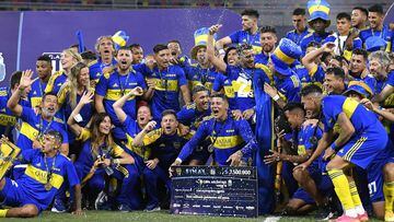 SANTIAGO DEL ESTERO, ARGENTINA - DECEMBER 08:  Marcos Rojo of Boca Juniors and teammates celebrate with the check prize after winning the final match of Copa Argentina 2021 between Boca Juniors and Talleres at Estadio Unico Madre de Ciudades on December 08, 2021 in Santiago del Estero, Argentina. (Photo by Hernan Cortez/Getty Images)