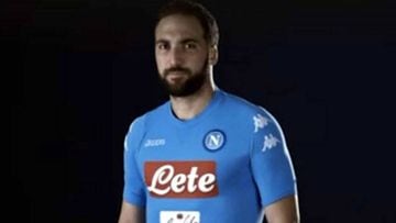 Higuaín posa con la nueva camiseta del Nápoles