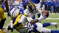 INDIANAPOLIS, INDIANA - NOVEMBER 28: Najee Harris #22 of the Pittsburgh Steelers scores a touchdown against the Indianapolis Colts during the second quarter at Lucas Oil Stadium on November 28, 2022 in Indianapolis, Indiana.   Dylan Buell/Getty Images/AFP (Photo by Dylan Buell / GETTY IMAGES NORTH AMERICA / Getty Images via AFP)