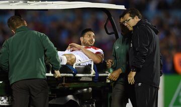 Claudio Pizarro charlando con el médico de la selección, tras retirarse lesionado.