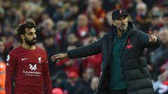 Liverpool (United Kingdom), 16/10/2022.- Liverpool's Mohamed Salah (L) looks at manager Juergen Klopp (R) during the English Premier League soccer match between Liverpool FC and Manchester City in Liverpool, Britain, 16 October 2022. (Reino Unido) EFE/EPA/PETER POWELL EDITORIAL USE ONLY. No use with unauthorized audio, video, data, fixture lists, club/league logos or 'live' services. Online in-match use limited to 120 images, no video emulation. No use in betting, games or single club/league/player publications
