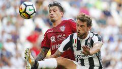 Marchisio, luchando por controlar un bal&oacute;n ante un jugador del Cagliari.