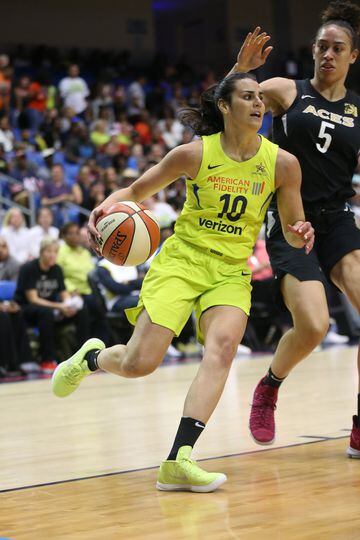 Formada en la Universidad de Kansas State, las Connecticut Sun la eligieron en el draft de 2017 con el número 16, pero no llegó a firmar con esta franquicia por el Eurobasket de 2017 en el que se colgó el oro. En 2018, y a pesar del Mundial que se iba a d