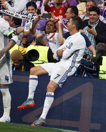 Cristiano Ronaldo celebró así el 2-0 al Atlético de Madrid durante el partido de ida de las semifinales de la Champions League de 2017. 
