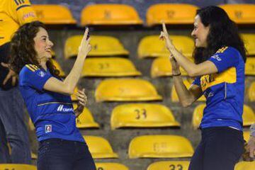 Dos amigas aficionadas del conjunto de la UANL en el Universitario previo al inicio del duelo ante Pumas.