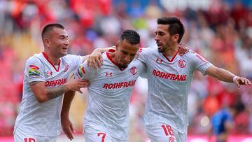 Jugadores del Toluca festejan un gol en contra del Necaxa en su debut en el Apertura 2022.