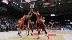 Pasecniks (Herbalife Gran Canaria) pelea un rebote con Alberto Abalde (Valencia Basket). 