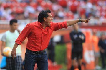El ex entrenador de Chivas, tras cumplir el rol de director técnico y auxiliar en diferentes equipos, decidió emigrar a los Estados Unidos. En suelo norteamericano, dirigió al Corinthians de la National Premier Soccer League. 