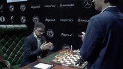 La curiosa escena en una partida ajedrez en Rusia por la amenaza del coronavirus
