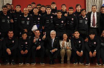 El Presidente de la República, Sebastián Piñera, junto a la Ministra del Deporte, Pauline Kantor, recibe a la Selección Masculina Sub 17 de Fútbol, que clasificó al próximo Mundial de Brasil.
