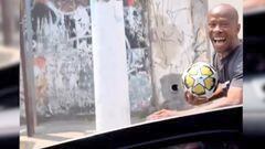 Video: El hombre en bicicleta que sorprendió a Alexandre Pato