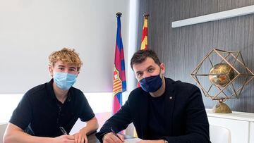 Adrián Gil firmando contrato con el Barcelona