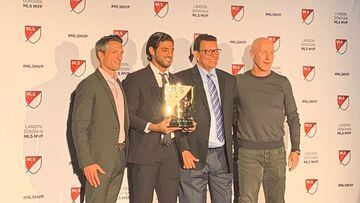 El mexicano super&oacute; a Zlatan Ibrahimovic y Josef Mart&iacute;nez, siendo el mejor jugador de la temporada, recibiendo el MVP del a&ntilde;o de la MLS