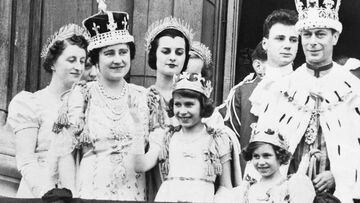 ¿Quiénes eran los padres de la reina Isabel II y cuántos hermanos tenía?