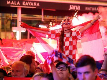 Zagreb (Croatia), 07/07/2018.- Supporters of Croatia celebrate as they watch the broadcast of the FIFA World Cup 2018 quarter final match between Russia and Croatia in central Zagreb, Croatia, 07 July 2018. Croatia won 4-3 on penalties. (Croacia, Mundial 