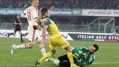 Diego Lopez evita una de las jugadas claras del Chievo Verona.
