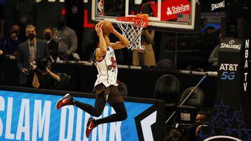 Atlanta (United States), 07/03/2021.- Anfernee Simons of the Portland TrailBlazers performs a first round dunk en route to winning the Slam Dunk Contest during halftime of the NBA All-Star Game at State Farm Arena in Atlanta, Georgia, USA, 07 March 2021. 