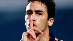 Iconic image of Raul asking for quiet at Camp Nou during the 1999 El Clásico