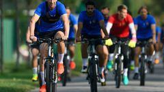 Los jugadores del Basilea, con Janko a la cabeza, fueron al entrenamiento de ayer en bicicleta.