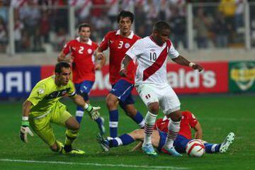 El último festejo de Perú ante Chile por clasificatorias data de marzo de 2013. Aquella vez fue 1-0 gracias a anotación de Jefferson Farfán, tras un error en la salida de Junior Fernandes.
