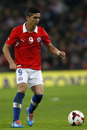 El volante mixto estuvo con la "9" en el amistoso ante Inglaterra, en 2013. Chile ganó ese día con doblete de Alexis Sánchez.