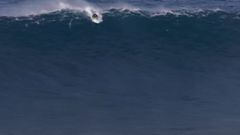 Ian Walsh realizando el take off en una ola gigante en Jaws (Pe&#039;ahi, Maui, Haw&aacute;i, Estados Unidos) en diciembre del 2022. 