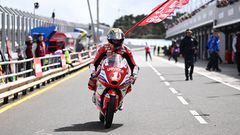 Izan Guevara llega a la zona de boxes como campeón del mundo de Moto3 en Australia.