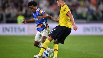 TURIN, ITALY - APRIL 16: Juan Cuadrado of Juventus challenges bol35during the Serie A match between Juventus and Bologna FC at Allianz Stadium on April 16, 2022 in Turin, Italy. (Photo by Valerio Pennicino/Getty Images)
