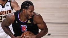 LAKE BUENA VISTA, FLORIDA - SEPTEMBER 05: Kawhi Leonard #2 of the LA Clippers drives the ball during the third quarter against the Denver Nuggets in Game Two of the Western Conference Second Round during the 2020 NBA Playoffs at AdventHealth Arena at the 