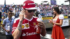El piloto finlandés de Ferrari Kimi Raikkonen antes de iniciar la carrera en el Gran Premio de Hungría de Fórmula 1.