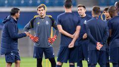 Casillas escucha atentamente a Concei&ccedil;ao, durante el entrenamiento del Oporto.