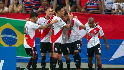 Argentina's River Plate Enzo Fernandez (2-R) celebrates with this teammates after scoring against Brazil's Fortaleza during their Copa Libertadores group stage football match, at the Castel�o Arena in Fortaleza, Brazil, on May 5, 2022. (Photo by Stephan Eilert / AFP)