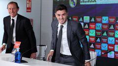 Brahim, sonriente y con Butragueño al fondo, toma asiento para su rueda de prensa de presentación como jugador del Real Madrid.