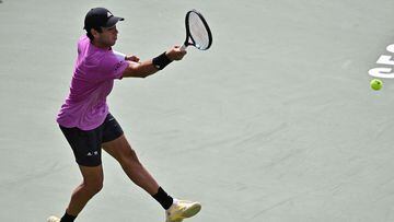 El tenista español Jaume Munar devuelve una bola ante Yosuke Watanuki en el Korea Open de Seúl.