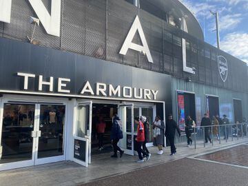 Varios aficionados entran en The Armoury, tienda del Arsenal situada bajo el Emirates Stadium.