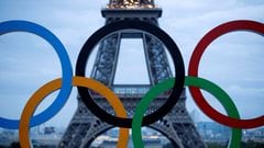 Los aros olímpicos, frente a la Torre Eiffel.