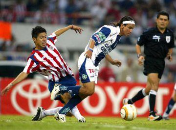 Oribe Peralta disputando un balón con Chivas en la Copa Libertadores 2005 en el Estadio Jalisco.