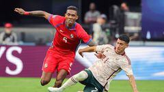 LAS VEGAS, NEVADA - JUNE 18: Uriel Antuna #21 of Mexico tries to knock the ball away from Roderick Miller #5 of Panama in the second half of their game during the 2023 CONCACAF Nations League third-place match at Allegiant Stadium on June 18, 2023 in Las Vegas, Nevada. Mexico defeated Panama 1-0.   Ethan Miller/Getty Images/AFP (Photo by Ethan Miller / GETTY IMAGES NORTH AMERICA / Getty Images via AFP)