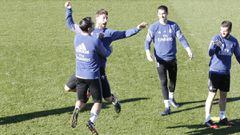Morata y Ramos bromean durante el entrenamiento previo al Sevilla-Real Madrid.
