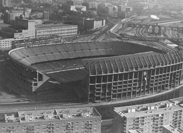 El Atlético estrenó su nuevo estadio el 2 de octubre de 1966. El Atlético se mudó a un recinto en el que todos los aficionados estaban sentados. Aún a medio terminar, el equipo madrileño se enfrentó al Valencia en la cuarta jornada liguera de la temporada