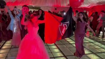 Pareja se casa y novia sacó la bandera del Atlas y cantó su himno