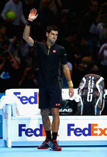 Novak Djokovic levantó su tercer trofeo consecutivo, tras la renuncia de Federer, y seguirá como el mejor del mundo.