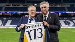 Florentino Pérez y Carlo Ancelotti posan con la camiseta que el presidente le entregó al técnico al convertirse en el segundo entrenador con más victorias en la historia del Real Madrid.