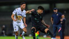 MEXICO CITY, MEXICO - FEBRUARY 26: Jer&oacute;nimo Rodr&iacute;guez (L) of Pumas struggles for the ball against Jorge S&aacute;nchez (R) of America during the 7th round match between Pumas UNAM and America as part of the Torneo Grita Mexico C22 Liga MX at