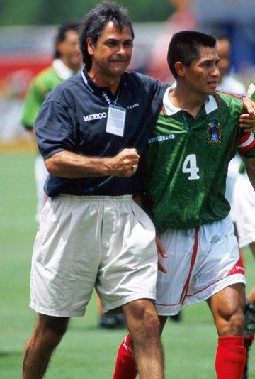 Después de la salida de Menotti, Mejía Barón fue el encomendado para continuar con el proceso. El exentrenador de Pumas replicó el sistema y el trabajo dejado por el argentino. La continuidad dio frutos: la Selección ganó la Copa Oro de 1993, quedó subcam