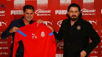 Amaury Vergara presenta a Fernando Hierro como nuevo presidente deportivo de Chivas.