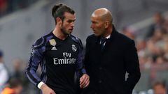 Zidane habla con Bale en el instante de sustituirle en el Allianz Arena.